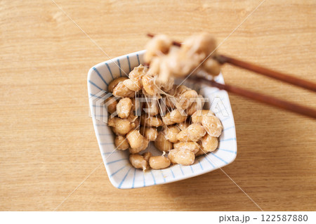 納豆を箸でつまむ 納豆を箸でつまむ 122587880