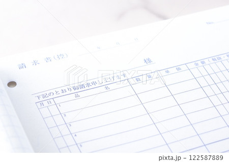 取引先に宛てた請求書を作成しているビジネスシーンのイメージ 取引先に宛てた請求書を作成しているビジネスシーンのイメージ 122587889