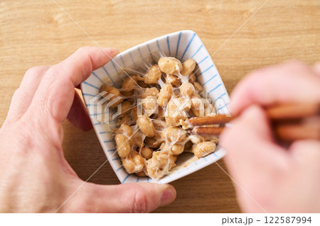 納豆をかき混ぜる 122587994
