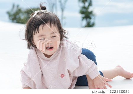 【巨大な遊具ではいはいする乳幼児】 122588023