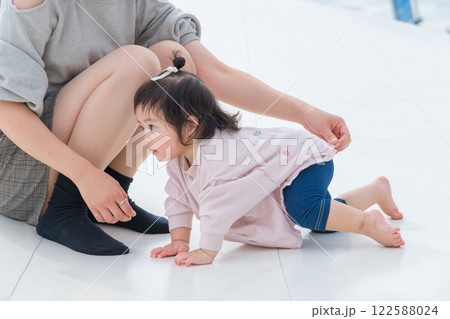 【巨大な遊具ではいはいする乳幼児とママ】 【巨大な遊具ではいはいする乳幼児とママ】 122588024