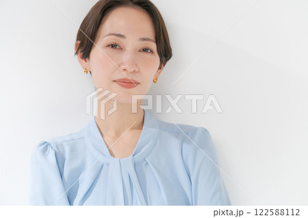 ショートヘアの30代女性のポートレート 122588112