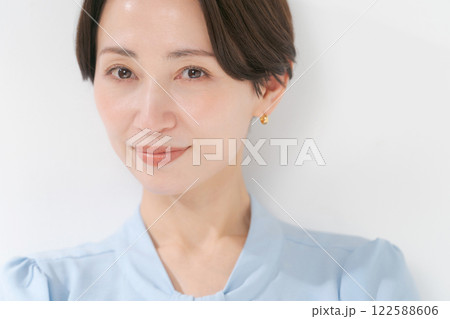 ショートヘアの30代女性のポートレート ショートヘアの30代女性のポートレート 122588606
