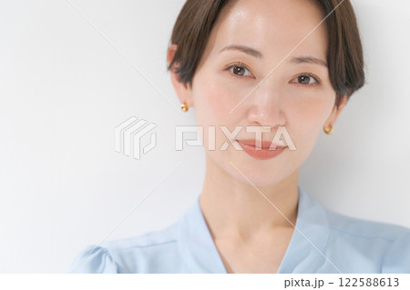 ショートヘアの30代女性のポートレート ショートヘアの30代女性のポートレート 122588613