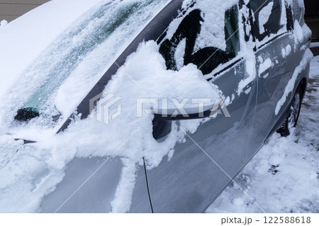 雪と車 122588618