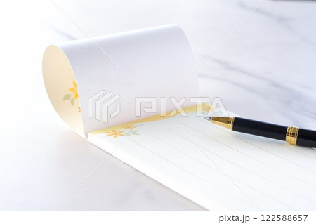 一筆箋で手紙を書いているイメージ 一筆箋で手紙を書いているイメージ 122588657