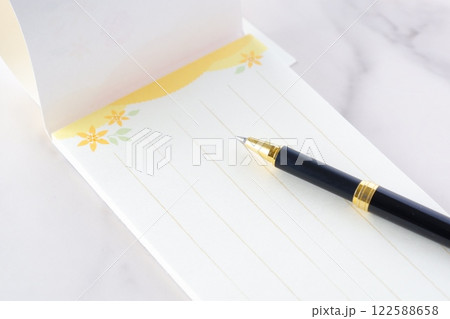 一筆箋で手紙を書いているイメージ 122588658