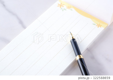 一筆箋で手紙を書いているイメージ 一筆箋で手紙を書いているイメージ 122588659