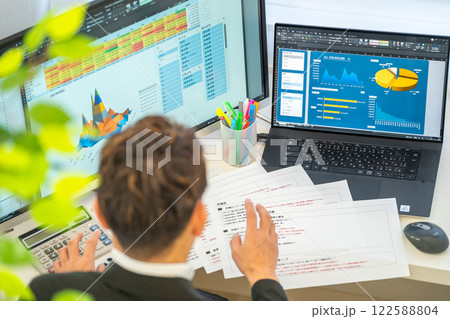 男性エンジニア　事業計画　分析　グラフ　ビジネスマン　1人 122588804