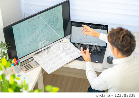 工事工程表を説明する男性一級建築士 ネットワーク工程表 工事監理 工事工程表を説明する男性一級建築士 ネットワーク工程表 工事監理 122588839