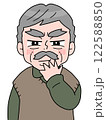 ほくそ笑むシニア男性のイラスト 122588850