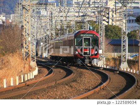 世界遺産平城宮跡内を走行する近鉄の新型一般車両 8A系 世界遺産平城宮跡内を走行する近鉄の新型一般車両 8A系 122589034