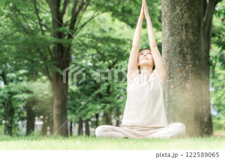 森・公園でパークヨガ・ヨガ・ピラティス・ストレッチをする若いアジア人女性 森・公園でパークヨガ・ヨガ・ピラティス・ストレッチをする若いアジア人女性 122589065