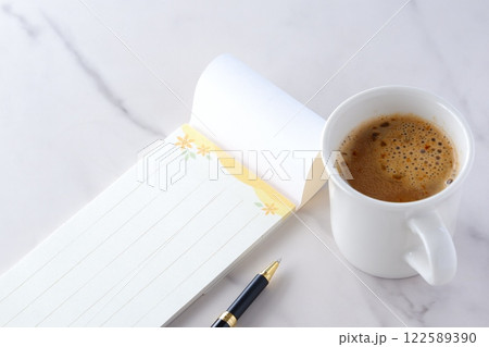 淹れたての美味しいコーヒーを飲みながら、一筆箋で手紙を書いているイメージ 淹れたての美味しいコーヒーを飲みながら、一筆箋で手紙を書いているイメージ 122589390