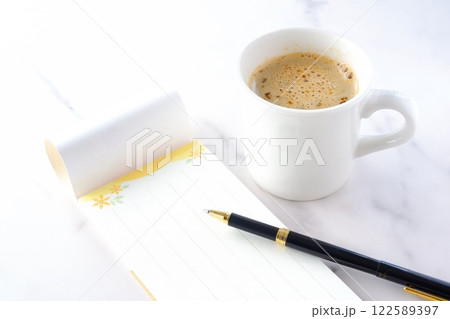 淹れたての美味しいコーヒーを飲みながら、一筆箋で手紙を書いているイメージ 淹れたての美味しいコーヒーを飲みながら、一筆箋で手紙を書いているイメージ 122589397