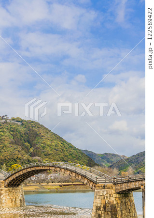 清らかな錦川と錦帯橋 清らかな錦川と錦帯橋 122589422