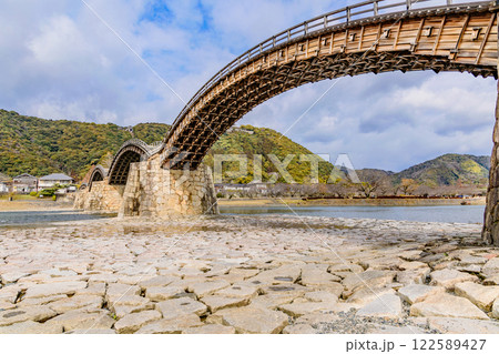 清らかな錦川と錦帯橋 清らかな錦川と錦帯橋 122589427