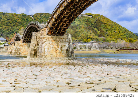 清らかな錦川と錦帯橋 清らかな錦川と錦帯橋 122589428