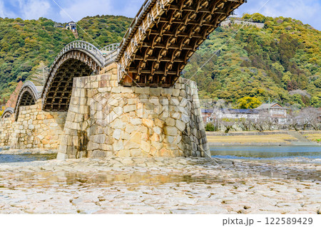 清らかな錦川と錦帯橋 122589429
