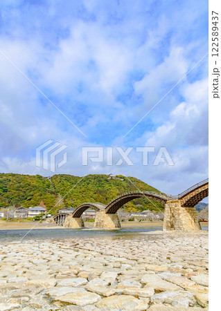 清らかな錦川と錦帯橋 清らかな錦川と錦帯橋 122589437