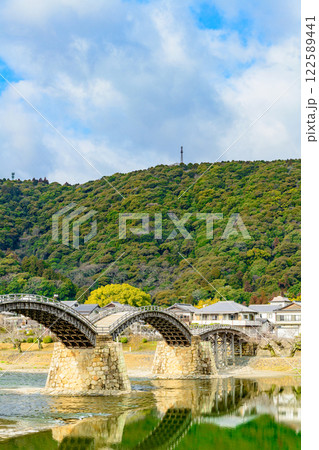 清らかな錦川と錦帯橋 122589441