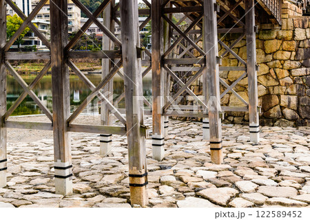 清らかな錦川と錦帯橋 122589452