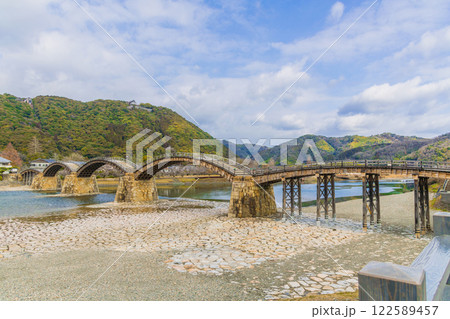 清らかな錦川と錦帯橋 122589457