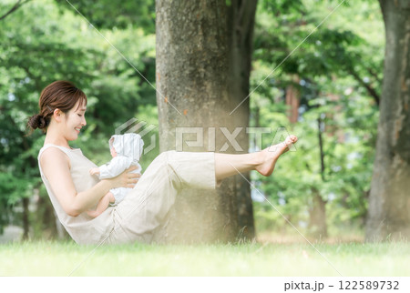 ベビーヨガ・親子ヨガをするママ・母親・若いアジア人女性(ヨガウェア・公園) ベビーヨガ・親子ヨガをするママ・母親・若いアジア人女性(ヨガウェア・公園) 122589732