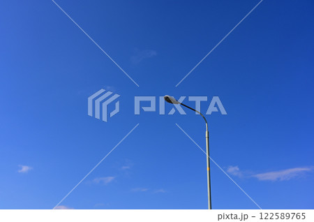 青空を背景にして立つ街路灯（道路照明灯） 122589765