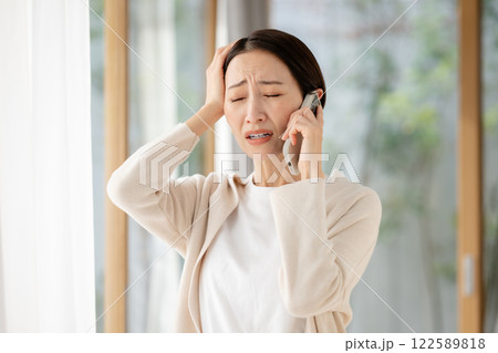 電話しながら困る女性 電話しながら困る女性 122589818