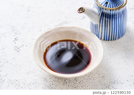 小皿に入れた醤油 122590130