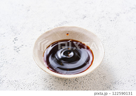 小皿に入れた醤油 小皿に入れた醤油 122590131