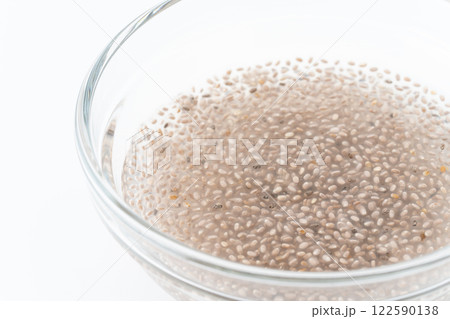 水に浸したホワイトチアシードのクローズアップ 122590138