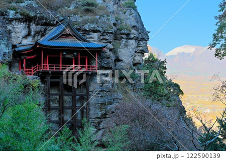 秋の信州小諸 断崖絶壁にかけ造りの布引観音観音堂 遠くに浅間山 122590139