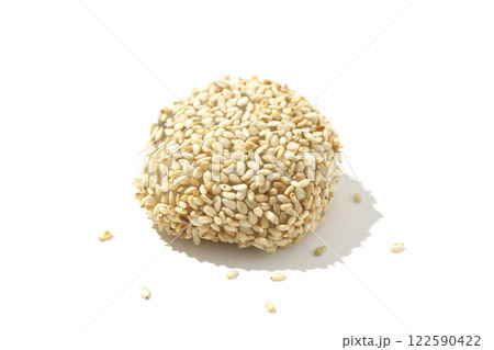 白胡麻団子を白背景で撮影 122590422