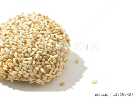 白胡麻団子を白背景で撮影 白胡麻団子を白背景で撮影 122590427