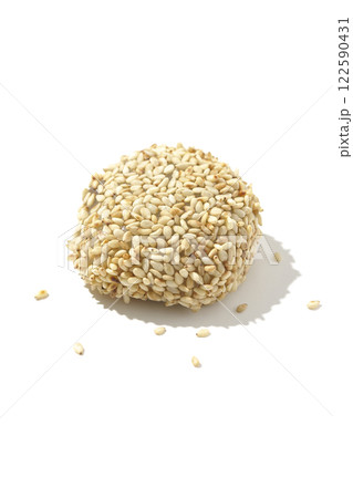 白胡麻団子を白背景で撮影 白胡麻団子を白背景で撮影 122590431