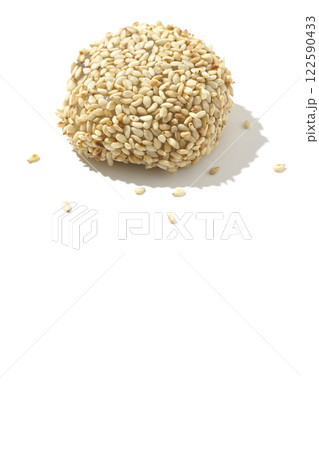 白胡麻団子を白背景で撮影 白胡麻団子を白背景で撮影 122590433