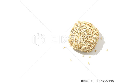 白胡麻団子を白背景で撮影 122590440