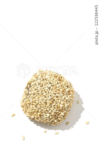 白胡麻団子を白背景で撮影 122590445