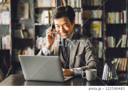 書斎・執務室・社長室にいる中年アジア人男性ビジネスマン（弁護士・役員・教授・法律事務所） 122590483