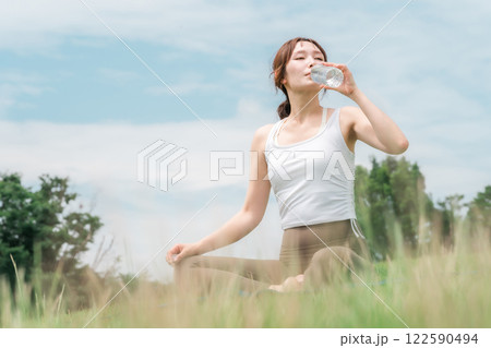 運動時に水を飲む女性（熱中症対策・水分補給・ミネラルウォーター） 122590494