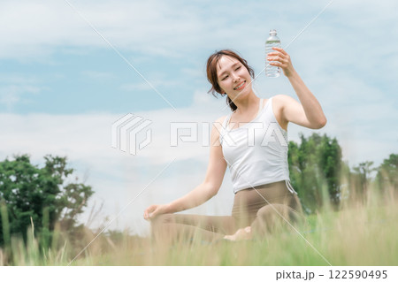 運動時に水を飲む女性（熱中症対策・水分補給・ミネラルウォーター） 122590495