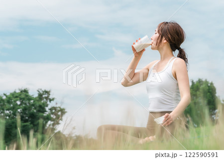 運動時にプロテイン・EAAを飲む女性 122590591