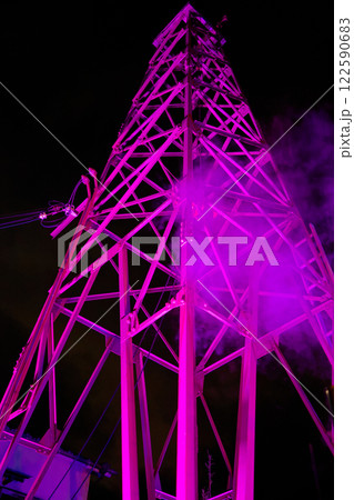 情熱の色でライトアップされた鉄塔 122590683