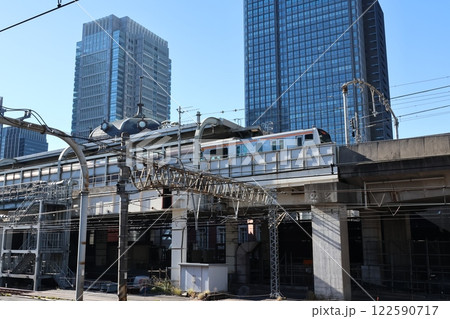 東京駅の中央線の高架ホーム 122590717