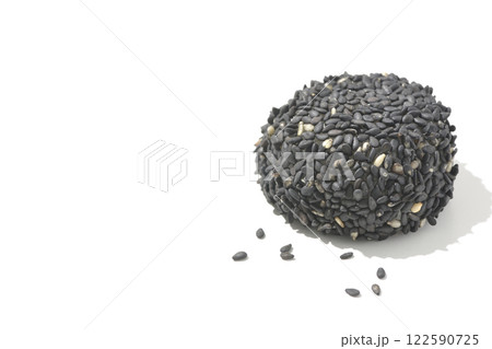 黒胡麻団子を白背景で撮影 黒胡麻団子を白背景で撮影 122590725