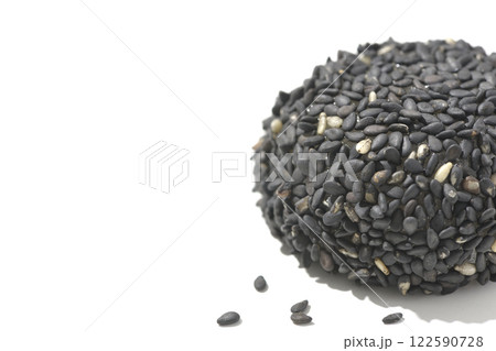黒胡麻団子を白背景で撮影 122590728