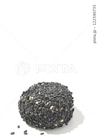 黒胡麻団子を白背景で撮影 黒胡麻団子を白背景で撮影 122590735
