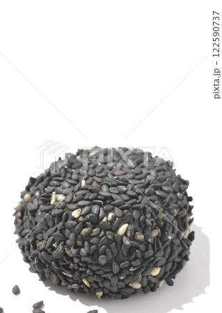 黒胡麻団子を白背景で撮影 122590737